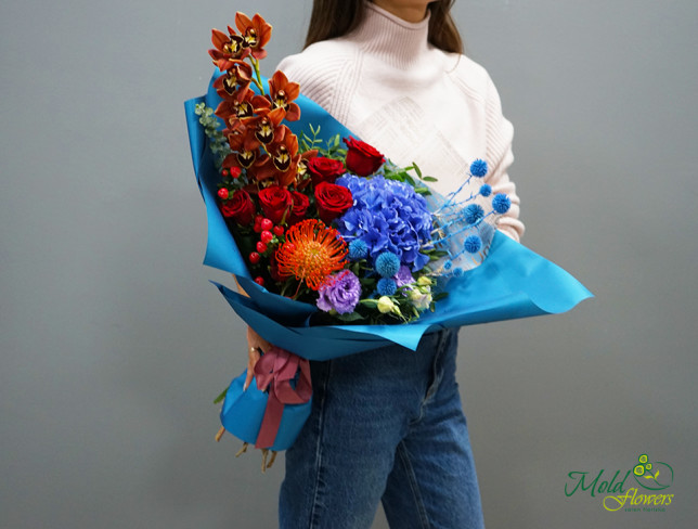 Букет с синей гортензии и красными розами Фото